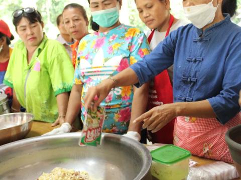 โครงการอบรมส่งเสริมอาชีพระยะสั้น หลักสูตรการทำปลาส้มไร้กาง และเค้กกล้วยหอม