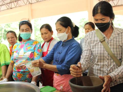 โครงการอบรมส่งเสริมอาชีพระยะสั้น หลักสูตรการทำปลาส้มไร้กาง และเค้กกล้วยหอม