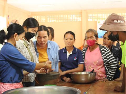 โครงการอบรมส่งเสริมอาชีพระยะสั้น หลักสูตรการทำปลาส้มไร้กาง และเค้กกล้วยหอม